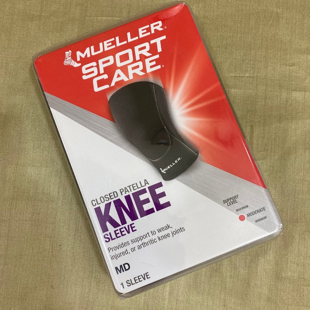 NWT Mueller Sport Care Knee Sleeve, size M, closed patella